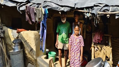 जुझरका में गजराज कश्यप की झोपड़ी पर तनी पॉलिथीन