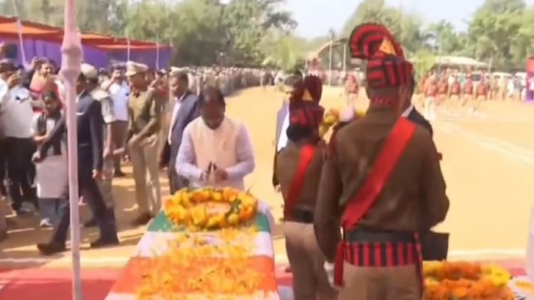 Naxal Attack: गमगीन माहौल के बीच बलिदान हुए जवानों को दी गई श्रद्धांजलि, परिजनों को सीएम साय ने दी सांत्वना