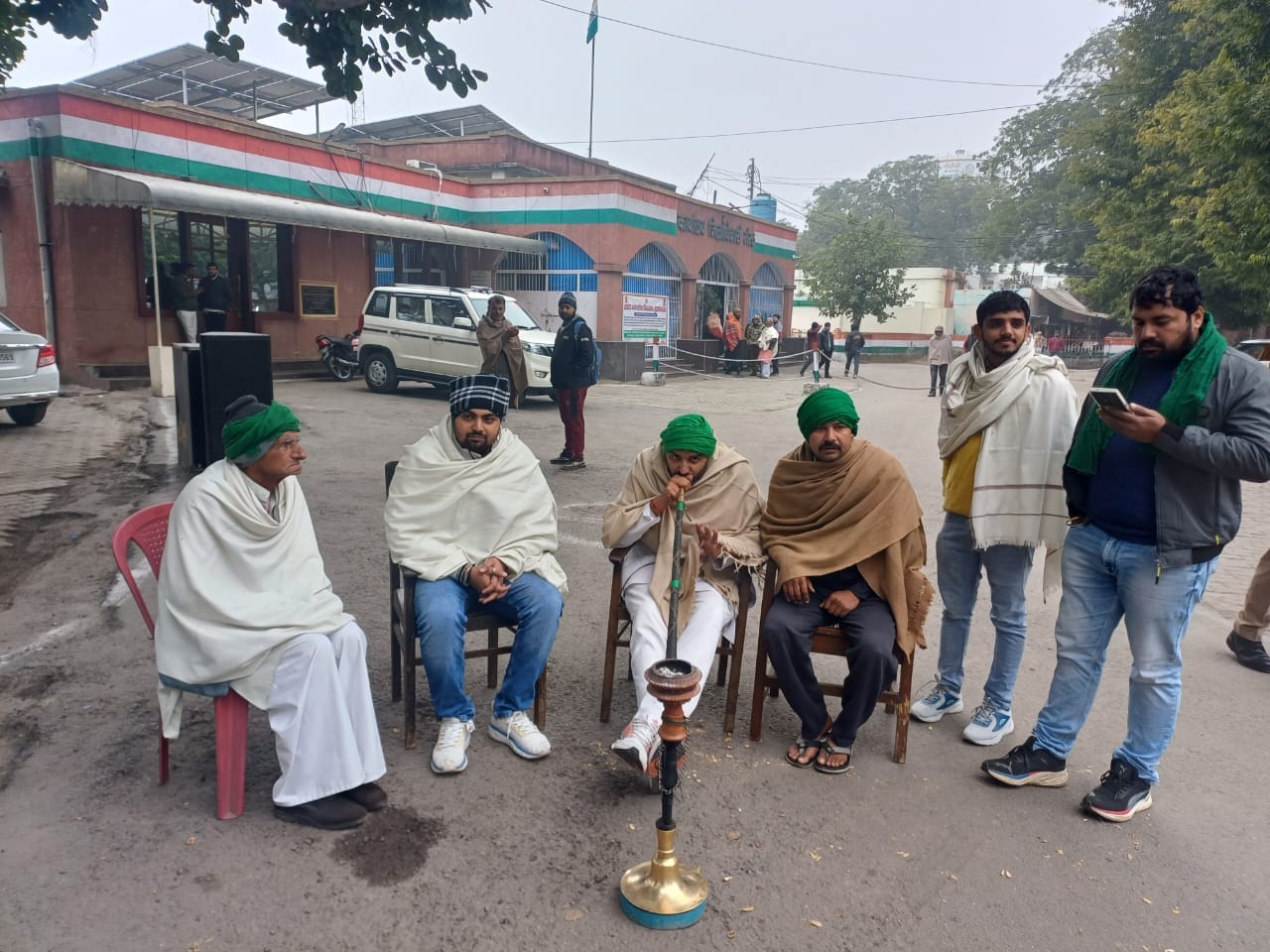 Farmers protest: Dharna continues at the Collectorate, adamant even in the cold regarding these demands