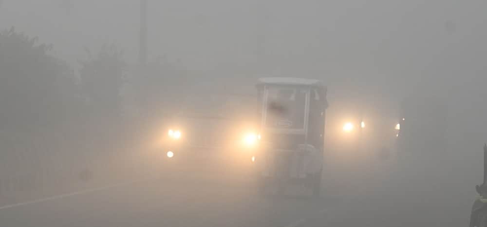 Kanpur Weather Double whammy of fog and frost mercury drops to 4.6 degrees Zero visibility on the highway