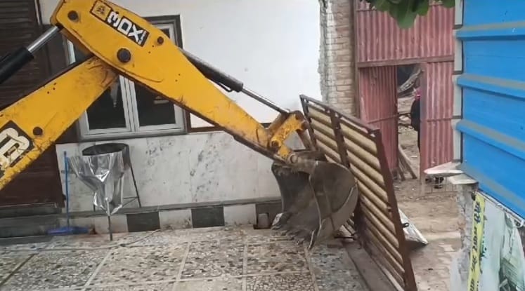 Bulldozer ran on illegal construction of SP leader marriage hall demolished SDM Sadar took action
