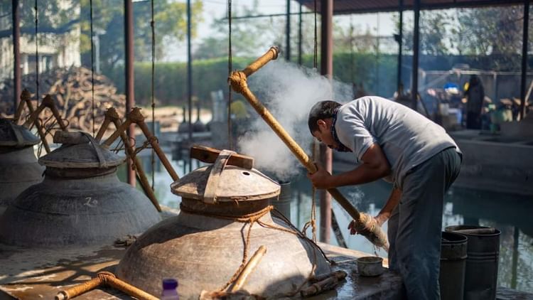 UP: ऐसा इत्र...लगाने से सर्दी हो जाएगी छूमंतर, कन्नौज में 500 सालों से जड़ी-बूटियों से बनाया जा रहा शमामा