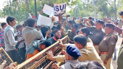 Mandsaur News: NSUI blocked the road due to dispute between principal and ABVP