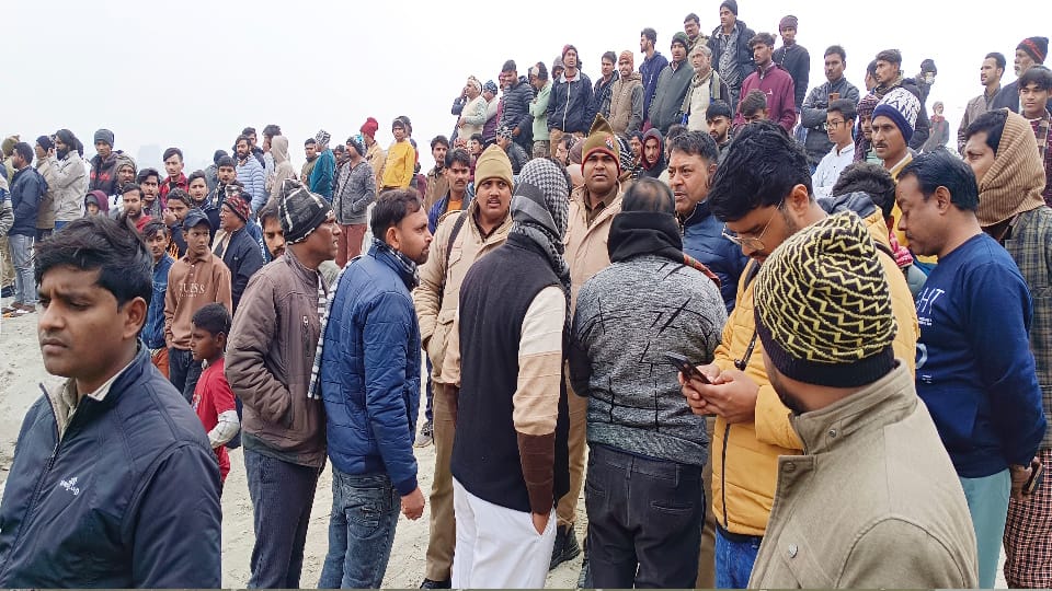 Kausambi News Four Family Members Drown in Ganges Rescued Father and Son Still Alive, Search Ongoing for Two O