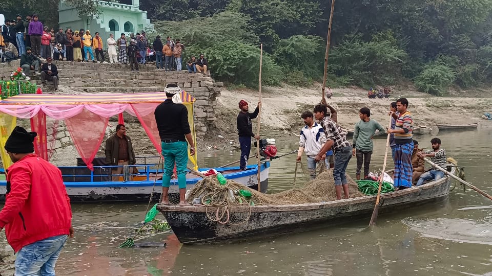 kaushambi Four members of a family drowned Aamir and Firoz became angels for Shikhar and saved his life