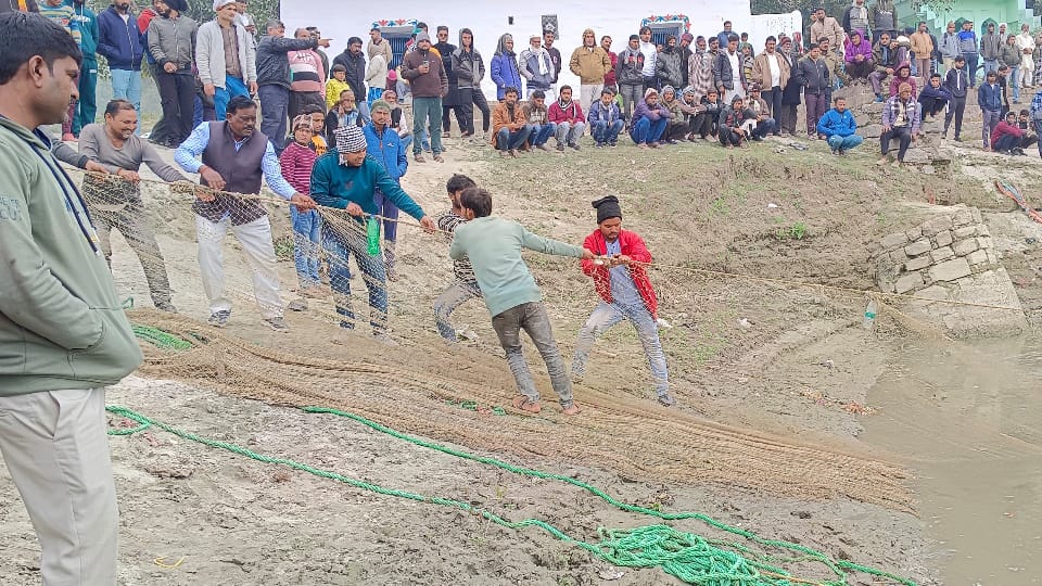 kaushambi Four members of a family drowned Aamir and Firoz became angels for Shikhar and saved his life