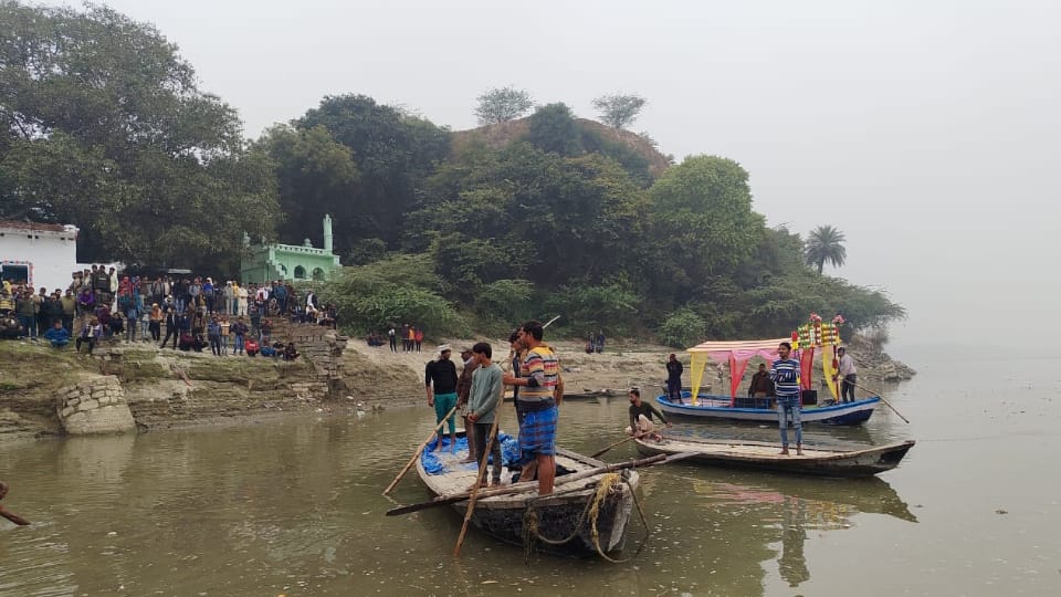 Kausambi News Four Family Members Drown in Ganges Rescued Father and Son Still Alive, Search Ongoing for Two O