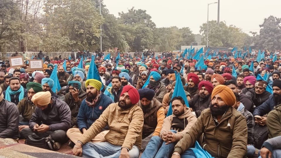 PRTC Punbus roadways contract worker move to Chandigarh CM house from Mohali
