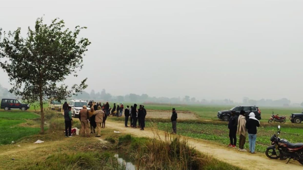 Dead body of an old woman found in drain in Azamgarh
