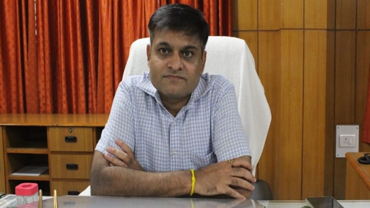 IAS Transfer In UP Vivek will be new Divisional Commissioner of Azamgarh Manish Chauhan transfer