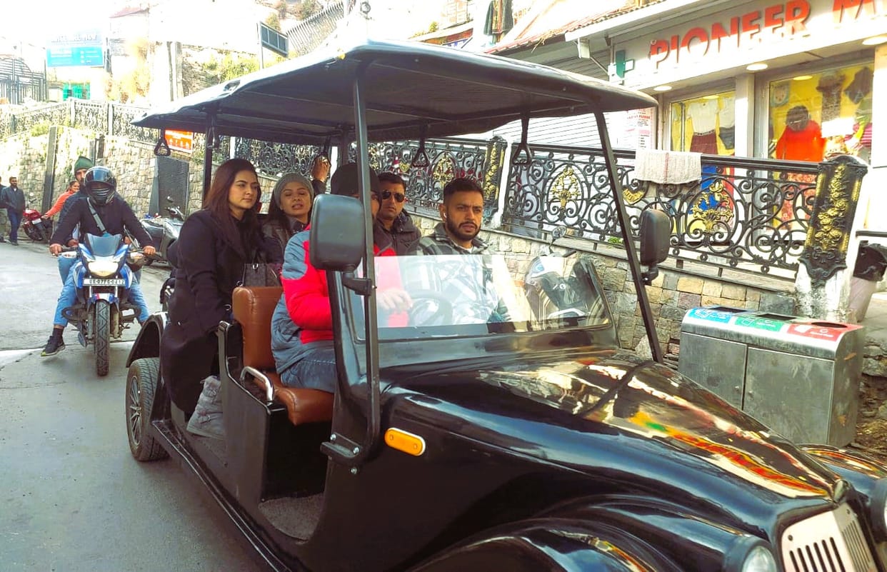 Mussoorie News Golf cart has become the first choice of tourists instead of rickshaw