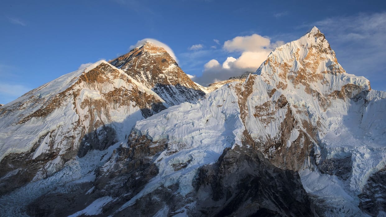 report Indian climber dies while descending from Mt Everest summit point