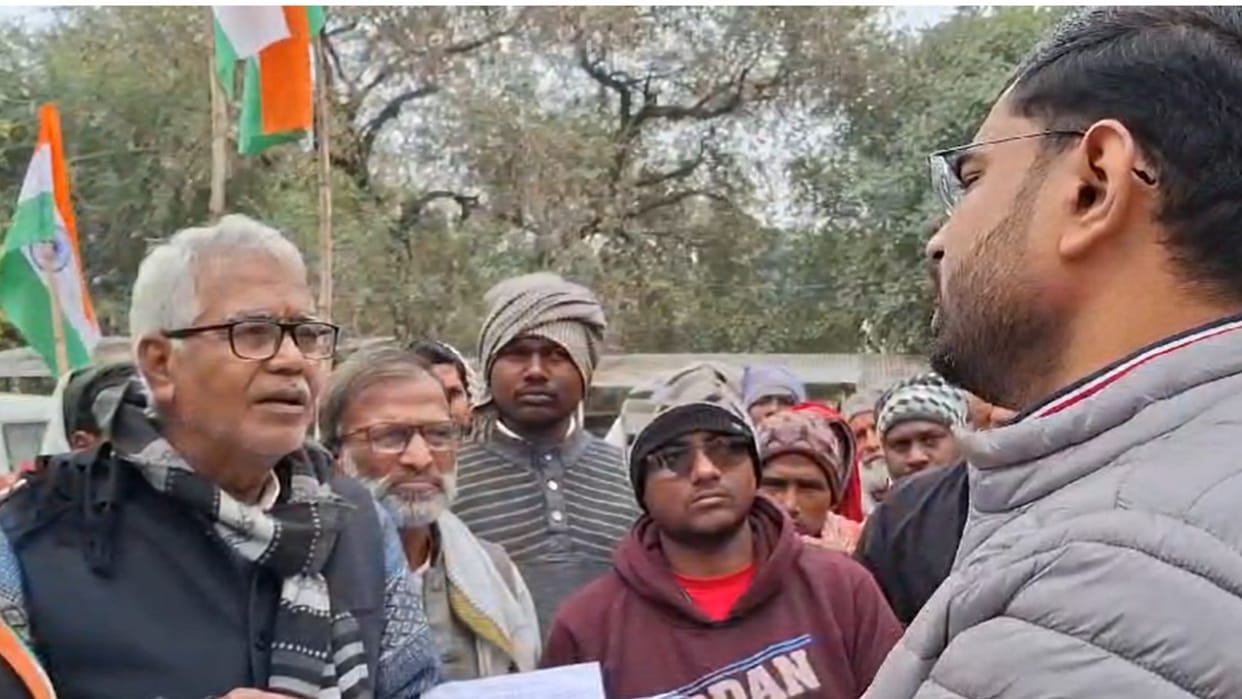 18 tribals demanded land rights by submitting a memorandum to SDM Adivasi Vikas Manch took out a procession