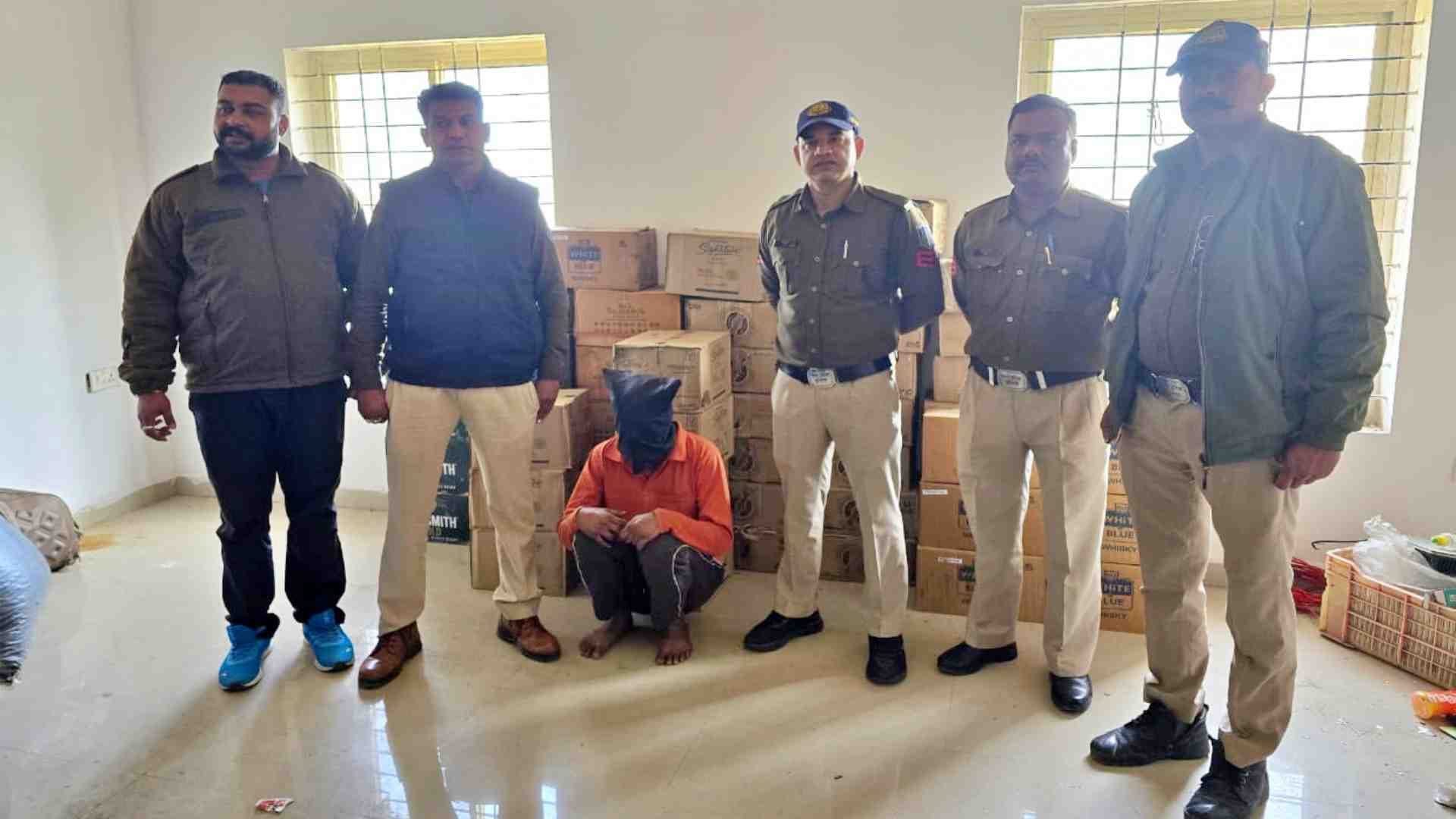 पुलिस की गिरफ्त में आरोपी।