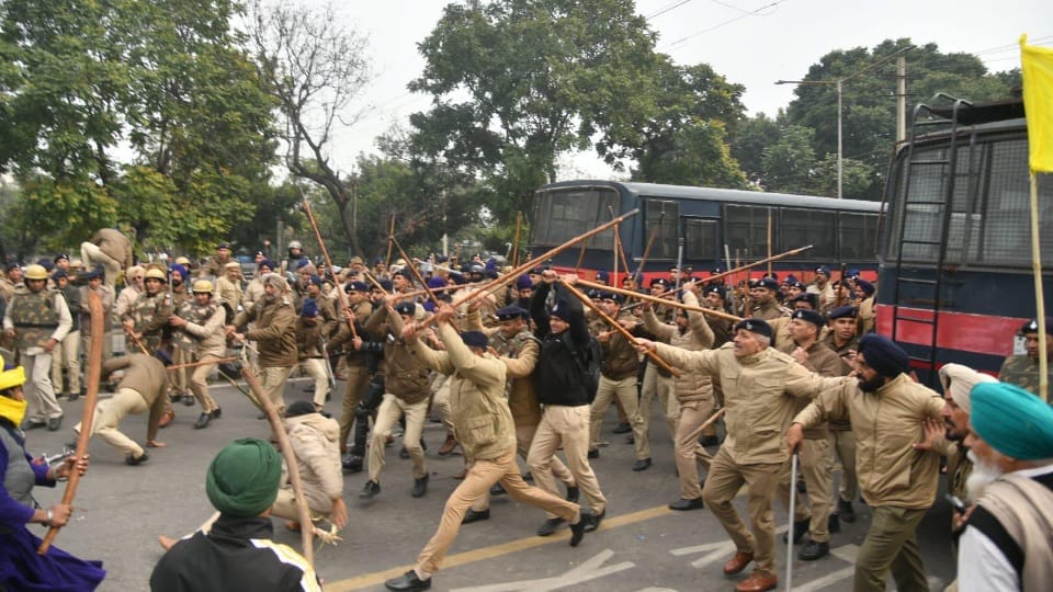 Clash between police and Quami Insaaf Morcha at Chandigarh Mohali border
