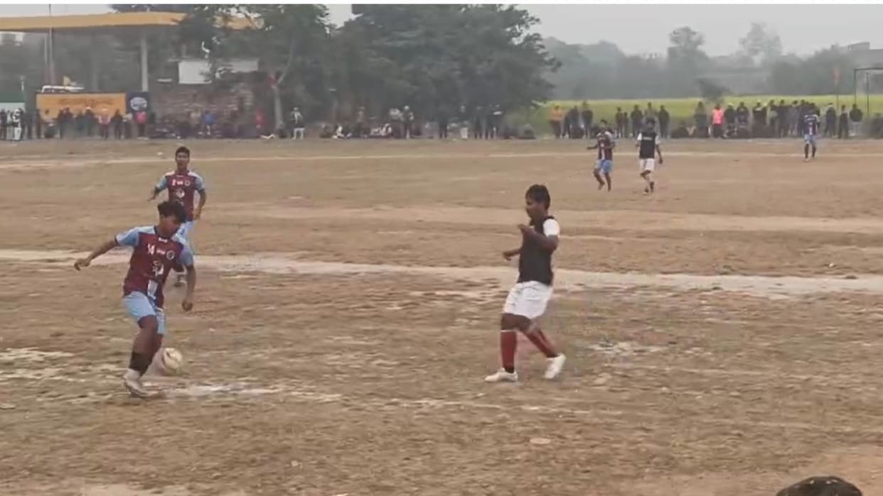 Inter-state football competition in Chandauli Manipur defeated Ghazipur UP 4-1 in tie breaker
