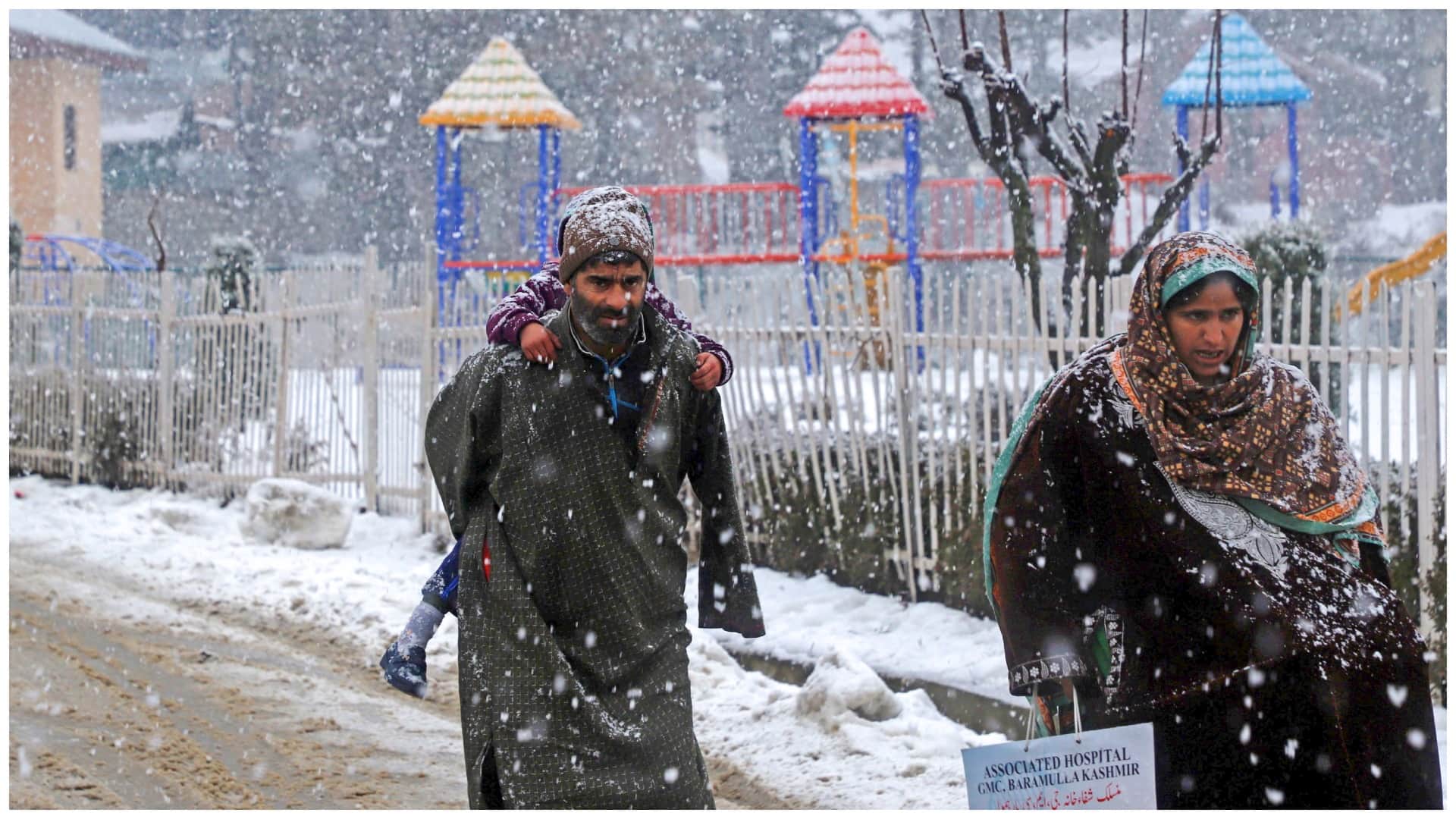Weather Update: Cold persists after light rain in Delhi, night temperature rises in Kashmir; Know IMD Alert