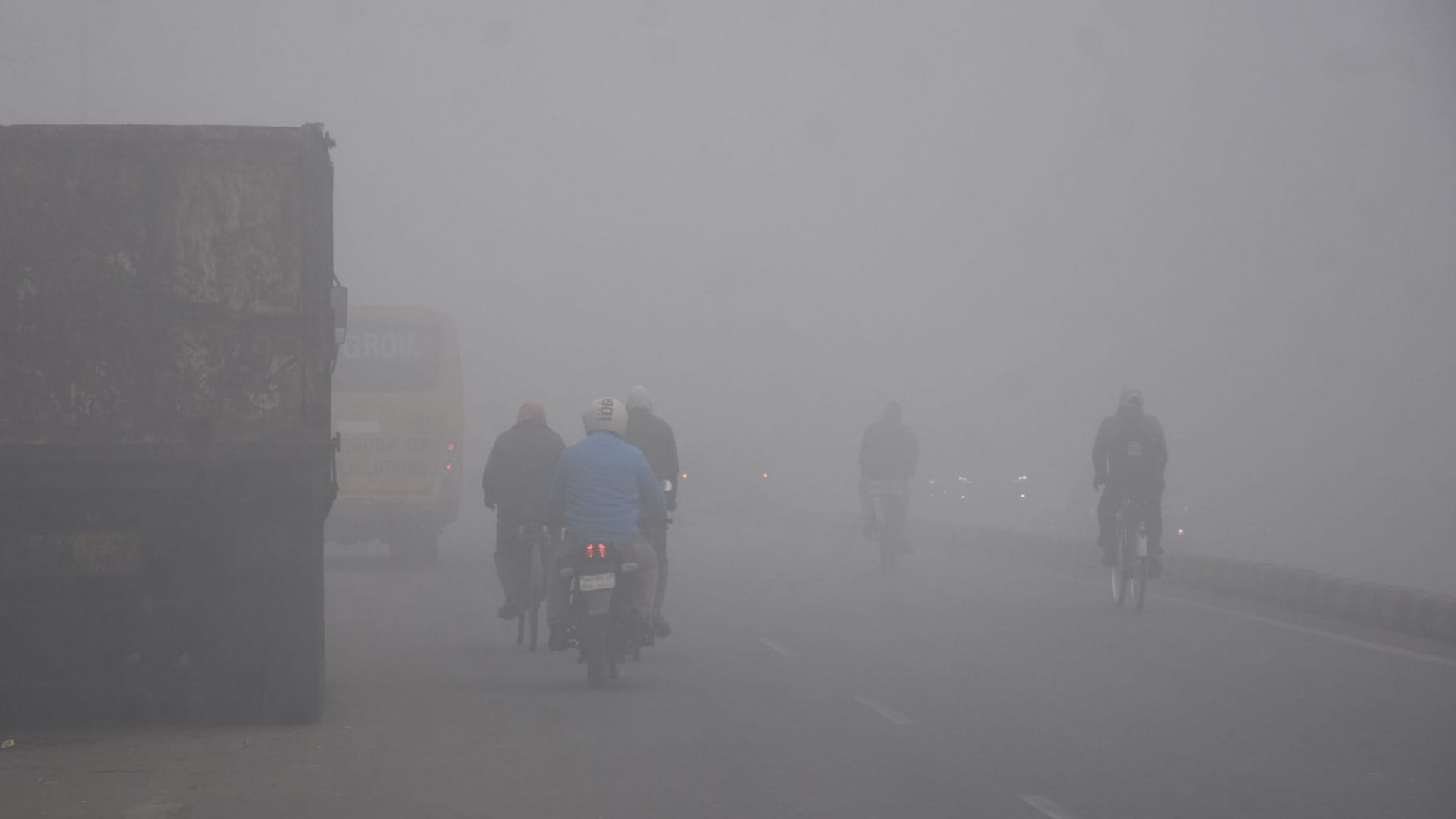 UP Weather Update: Cold Wave and Dense Fog to Persist Orange Alert Issued for Several Districts