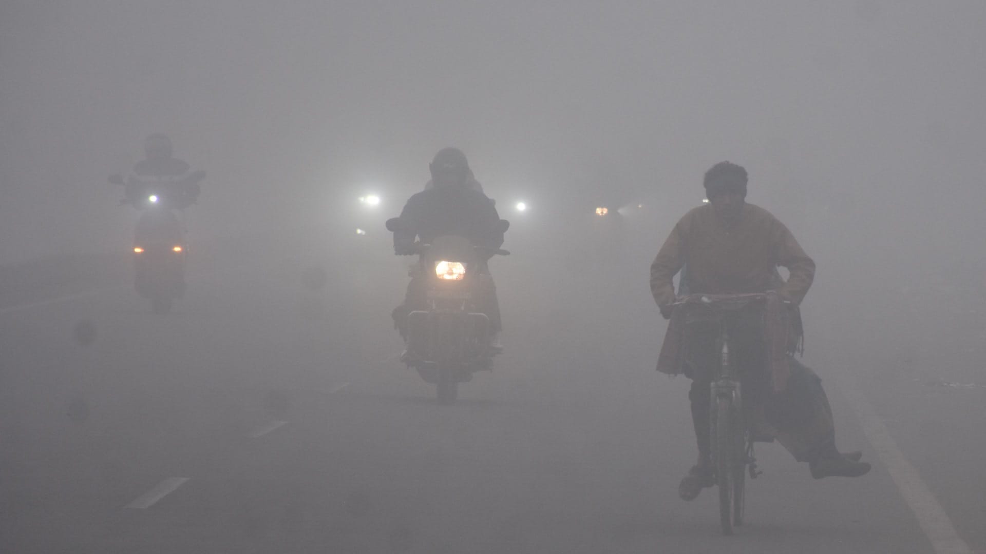 UP Weather Update: Cold Wave and Dense Fog to Persist Orange Alert Issued for Several Districts