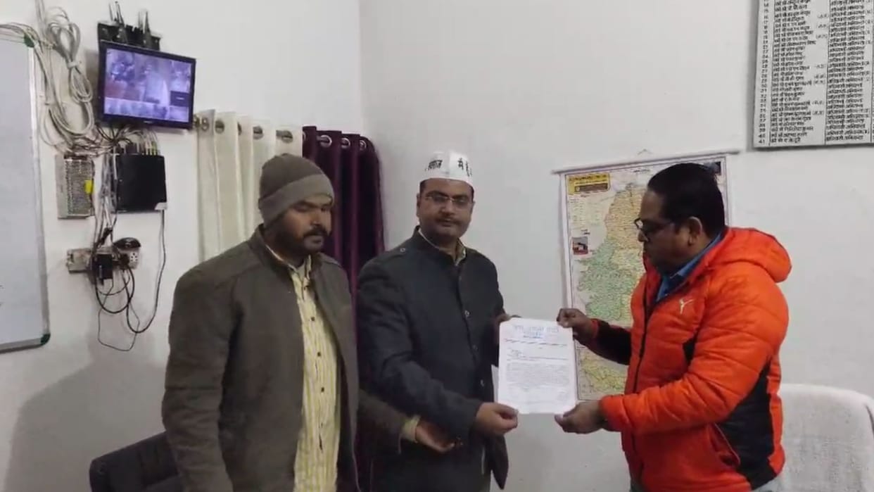 Demand to make roads pothole free and end to corruption memorandum submitted under the leadership of District