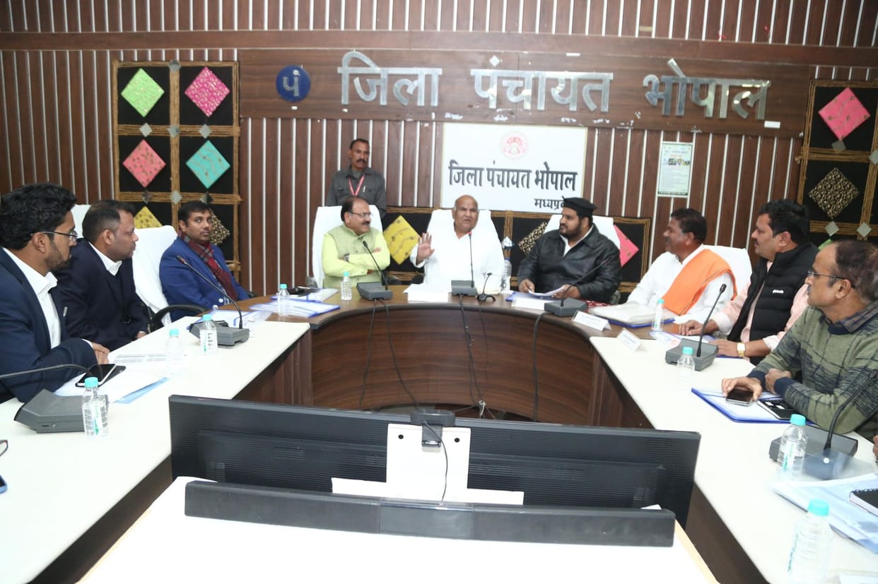 Bhopal: Minister reprimanded Tehsildar in Bhopal, told officers in the meeting that if there is negligence, I