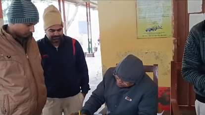 Bihar News: पुल के पास उत्पाद विभाग की पुलिस और बाइक सवारों के बीच जबरदस्त झड़प, कई पुलिसकर्मी घायल Buxar News: Clash between excise department police and bike riders near Dewal bridge several policemen injured