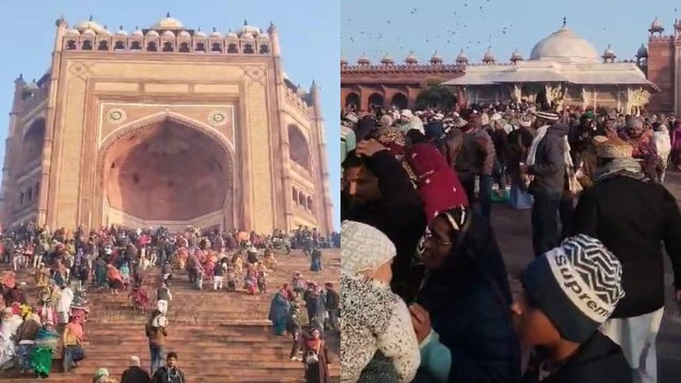 Pilgrims bow their heads in Fatehpur Sikri pilgrims return after visiting Ajmer