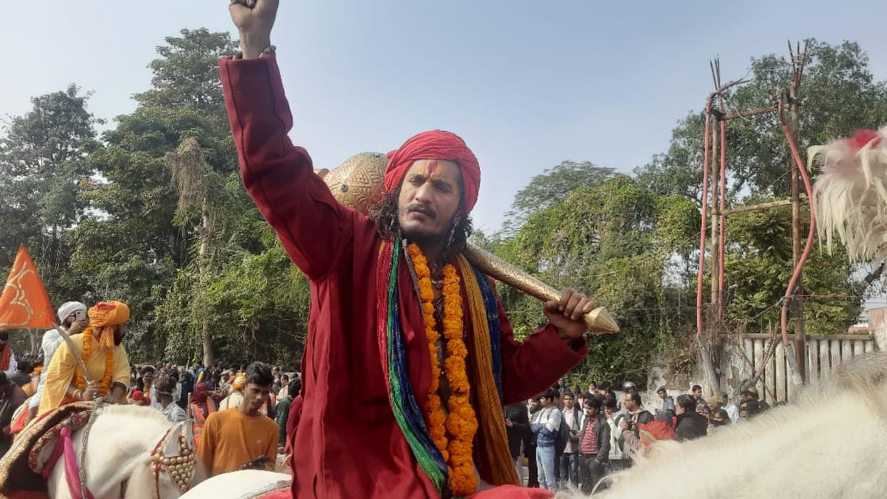 Mahakumbh: Peshwai of all three Ani Akharas came out with royal splendor, saints rode on chariots with spears