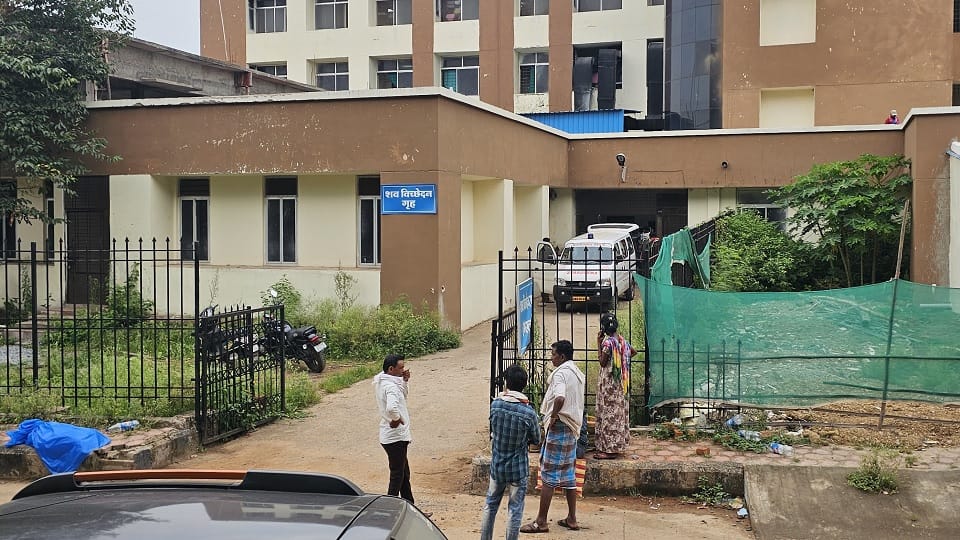 A high speed truck hit a girl, she died during treatment
