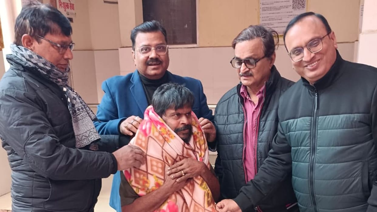 Varanasi News IMA officials blankets patients said relief from cold session