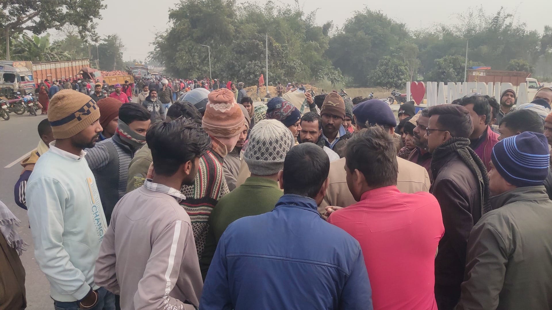 Madhepura News: One driver died and other absconded in horrific head-on collision between 2 trucks