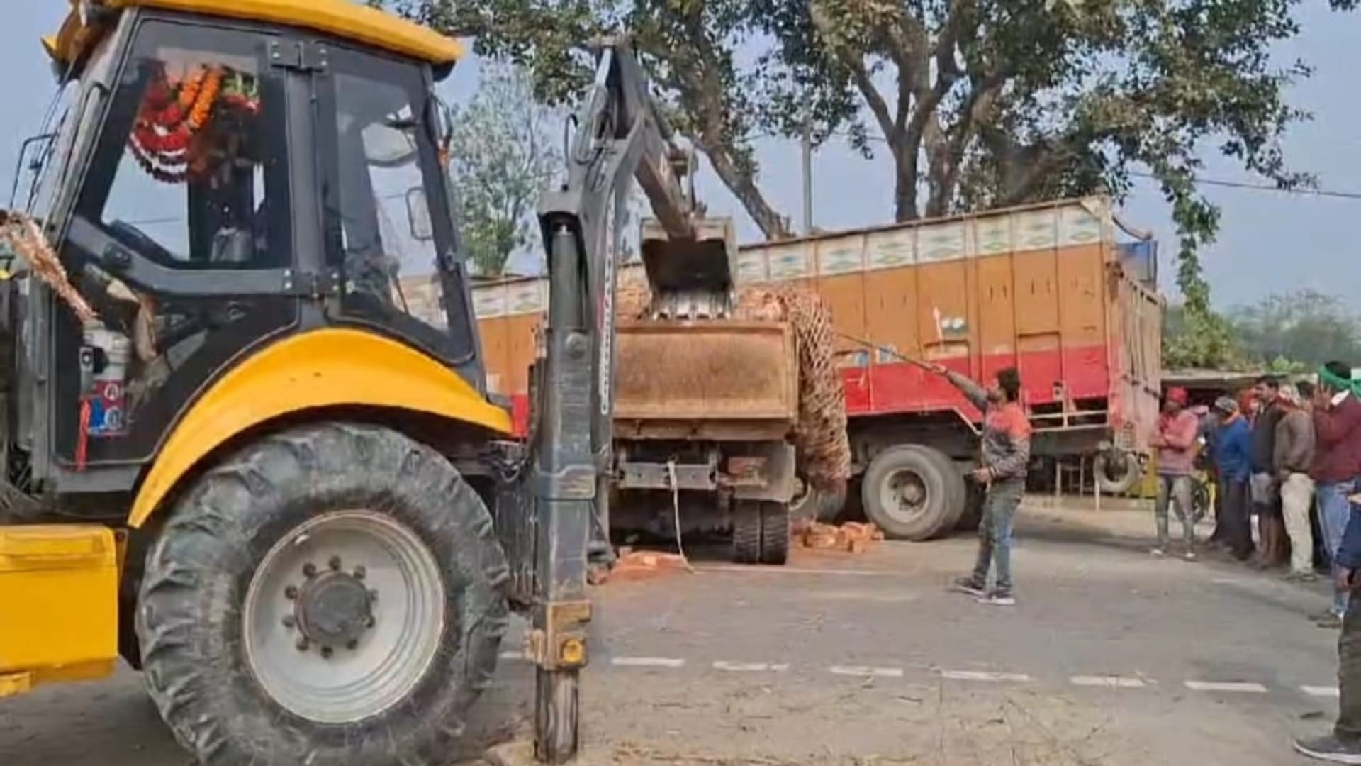 Madhepura News: One driver died and other absconded in horrific head-on collision between 2 trucks
