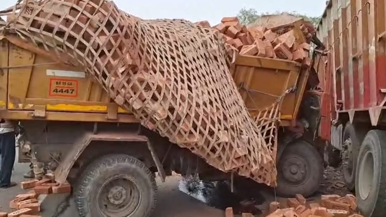 Madhepura News: One driver died and other absconded in horrific head-on collision between 2 trucks