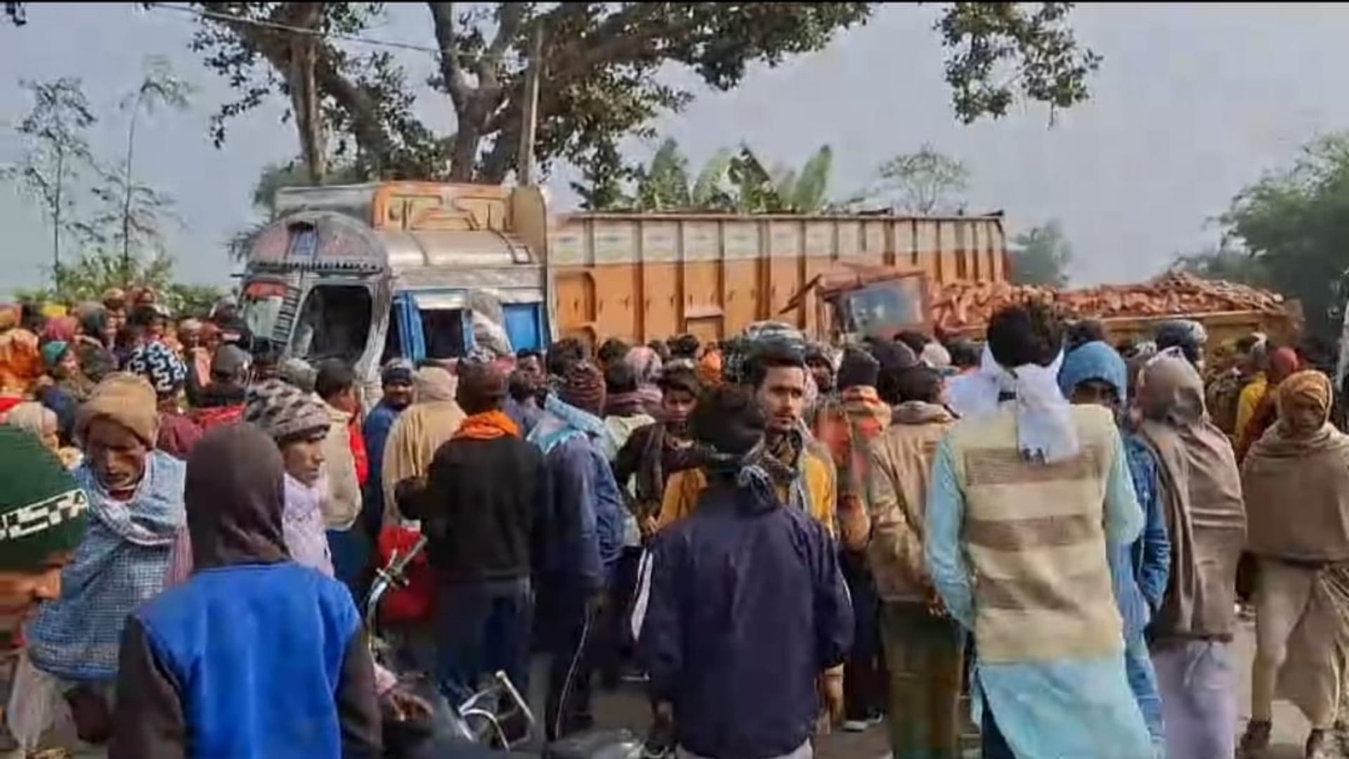Madhepura News: One driver died and other absconded in horrific head-on collision between 2 trucks