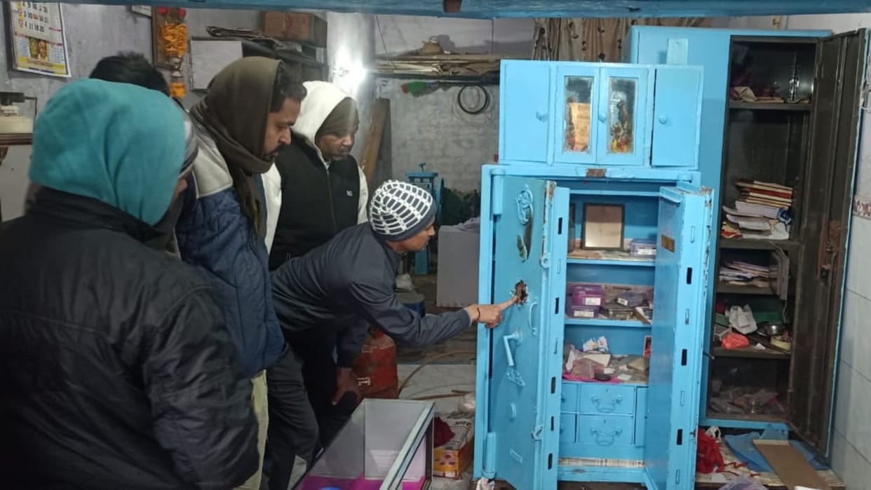 UP Crime News Thieves Steal Jewellery and Cash from Shops in chandauli Break into Stores by Cutting Walls