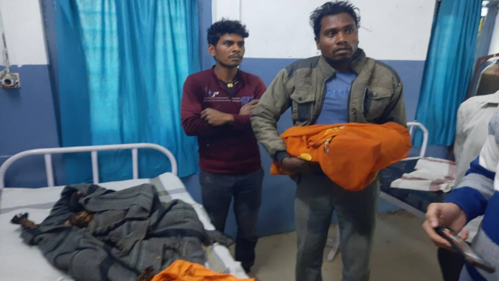 अस्पताल में मौजूद लोग