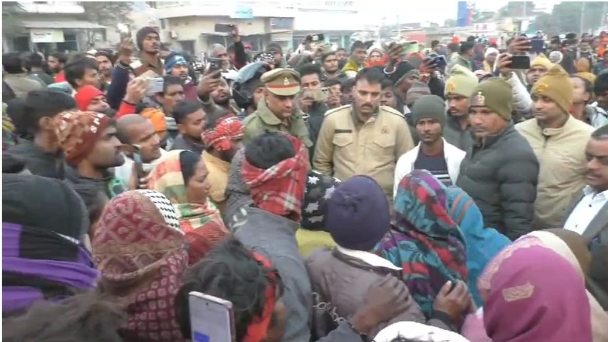 FIR against 68 people in Chandauli blocked Padav PDDU Nagar road dead body youth