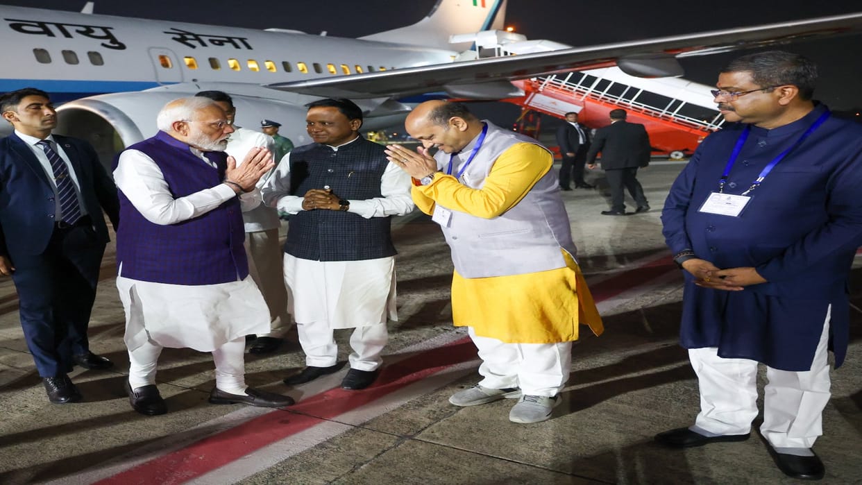 PM Modi arrives in Bhubaneswar; will inaugurate Pravasi Bharatiya Divas convention on Thursday News In Hindi
