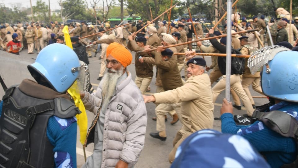 Chandigarh News Police Stop Qaumi Insaaf Morcha Marching Towards CM Residence Details in Hindi