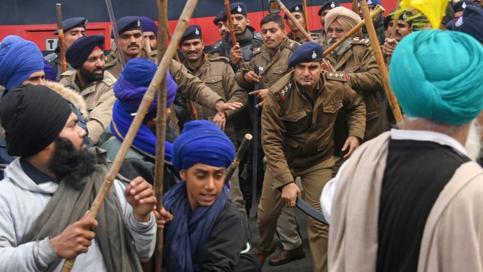 Chandigarh News Police Stop Qaumi Insaaf Morcha Marching Towards CM Residence Details in Hindi