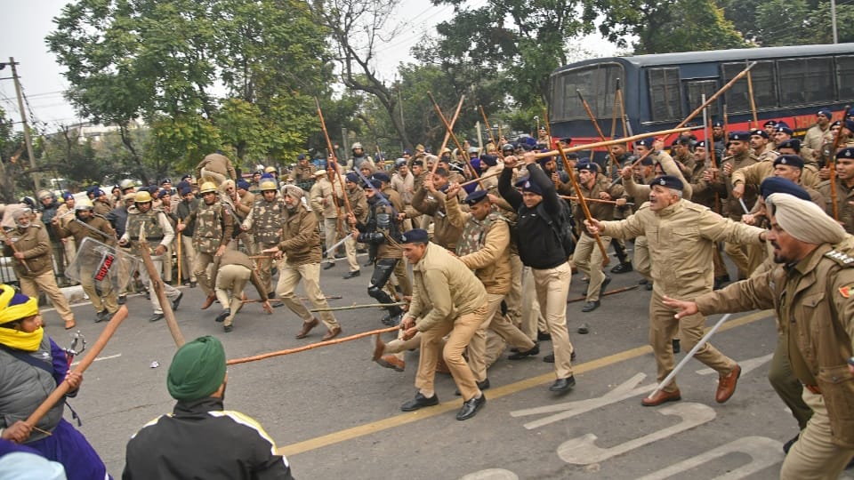 Chandigarh News Police Stop Qaumi Insaaf Morcha Marching Towards CM Residence Details in Hindi