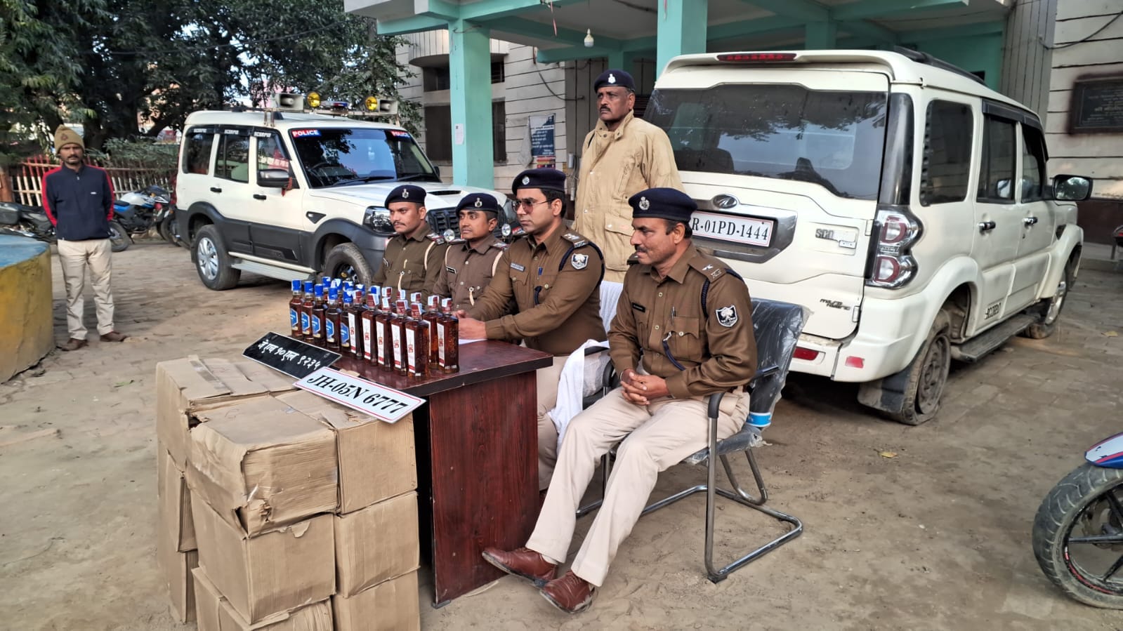 Bihar News; Liquor smuggler Attempt to crush police In saharsa, criminals firing on police