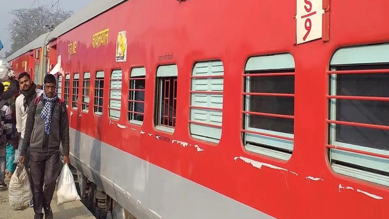 41 trains including Vande Bharat and Rajdhani delayed, 930 passengers returned tickets