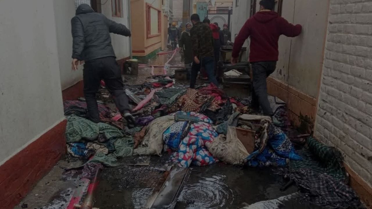 Photos: Massive fire in Hazratbal area of Srinagar, four houses burnt to ashes, panic in the area, investiga