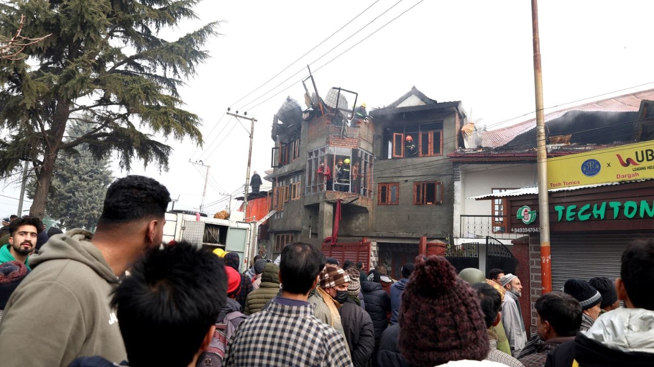 Photos: Massive fire in Hazratbal area of Srinagar, four houses burnt to ashes, panic in the area, investiga