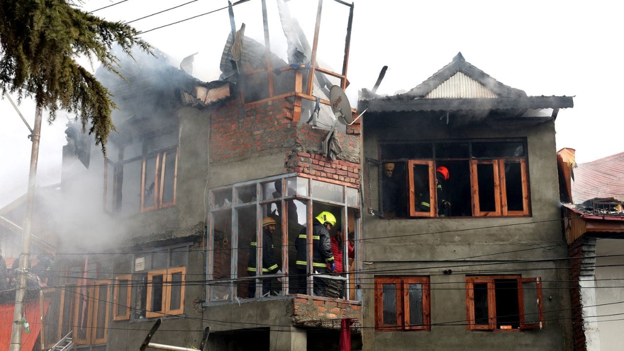 Photos: Massive fire in Hazratbal area of Srinagar, four houses burnt to ashes, panic in the area, investiga