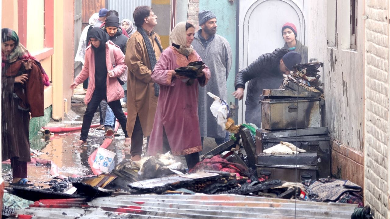 Photos: Massive fire in Hazratbal area of Srinagar, four houses burnt to ashes, panic in the area, investiga