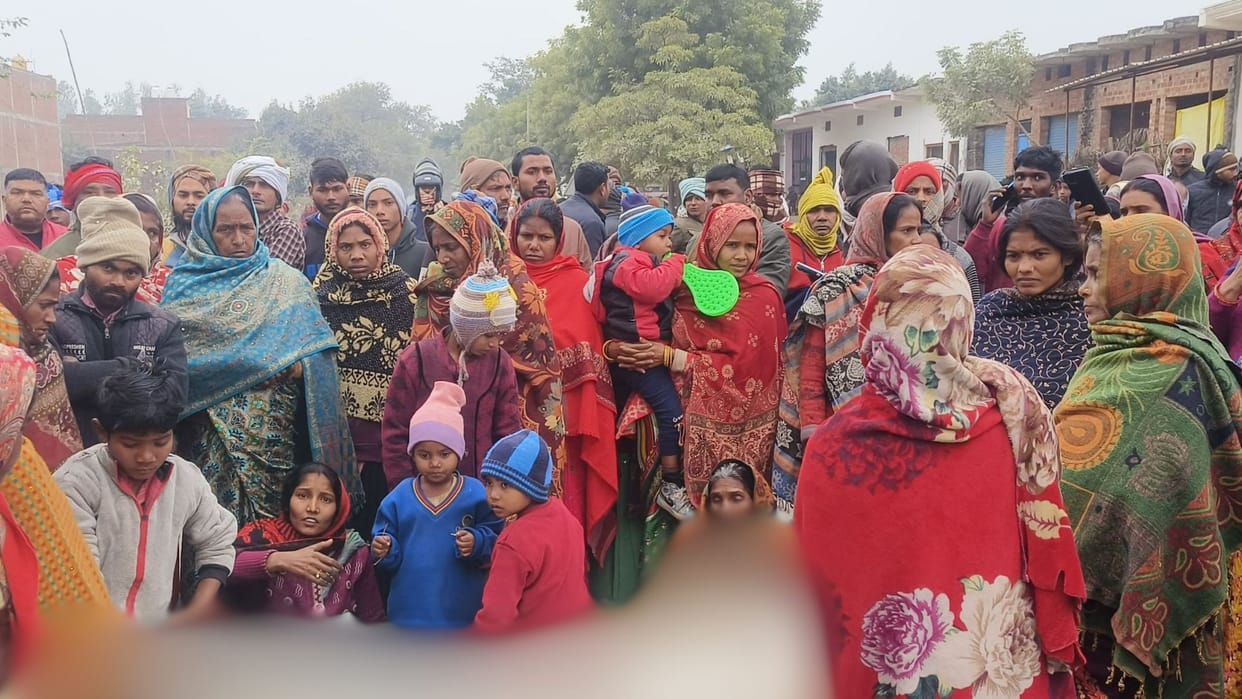 road blocked by placing dead body saying that post-mortem report wrong in azamgarh