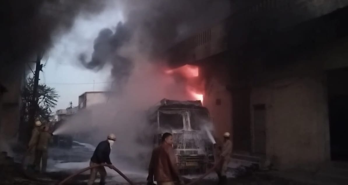 Indore: The factory also burned due to the fire in a tanker filled with thinner, smoke was visible from a dist