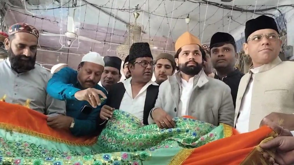 दरगाह में पेश की गई चादर